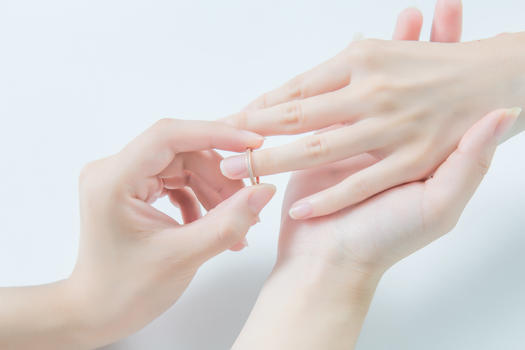 男女求婚戒指双手特写图片素材免费下载