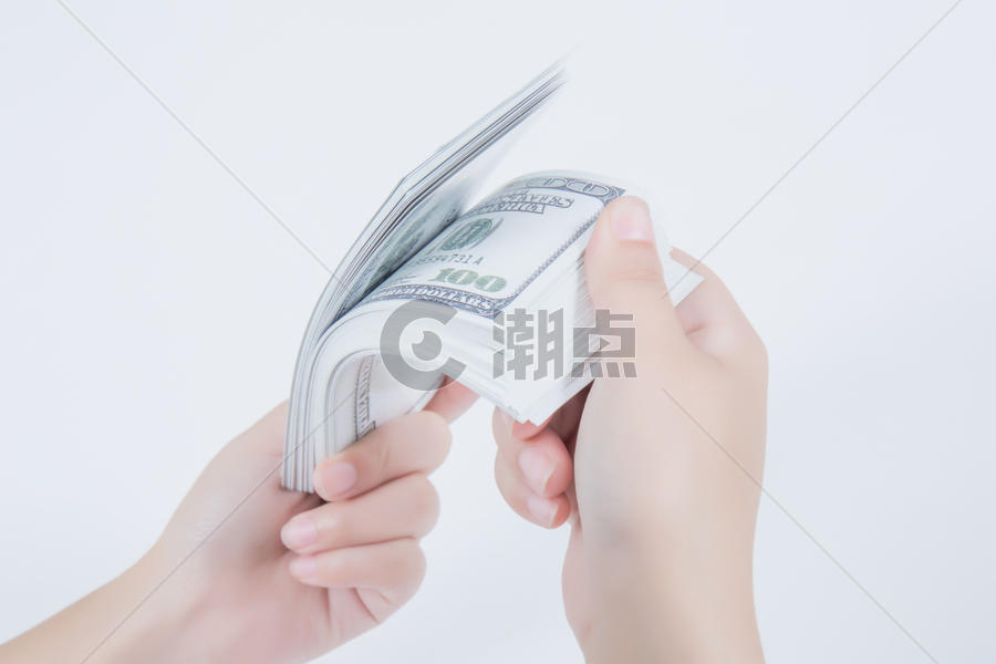 双手竖着数钞票图片素材免费下载