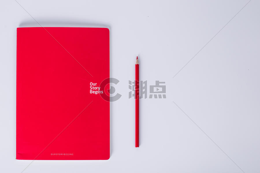 白色背景下红本子和红色铅笔摆拍图片素材免费下载
