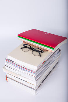 教育眼镜书本叠放摆拍图片素材免费下载