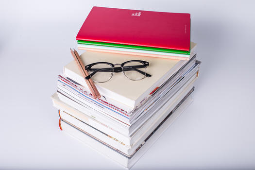 教育眼镜书本叠放摆拍图片素材免费下载