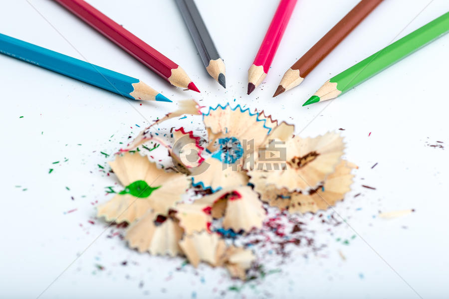 教育设计彩虹铅笔笔屑平铺创意拍摄图片素材免费下载