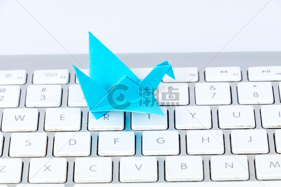 蓝色千纸鹤键盘创意设计图片素材免费下载