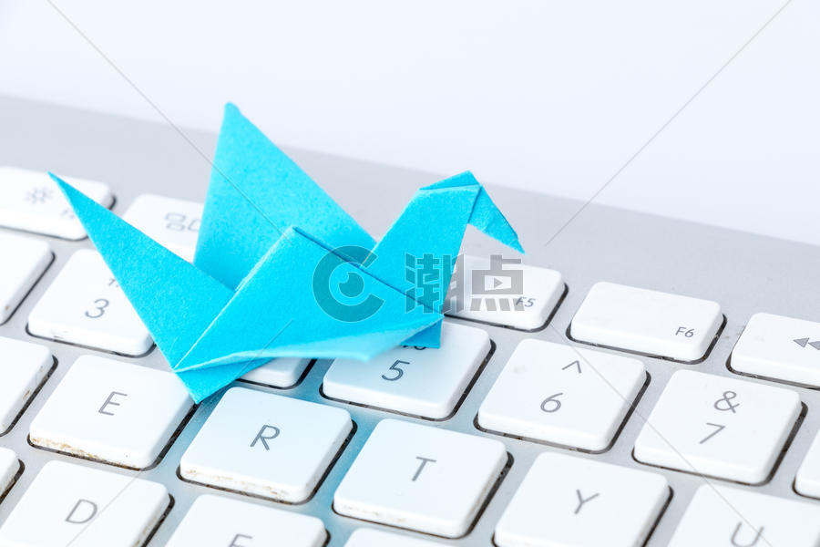 蓝色千纸鹤键盘创意设计图片素材免费下载