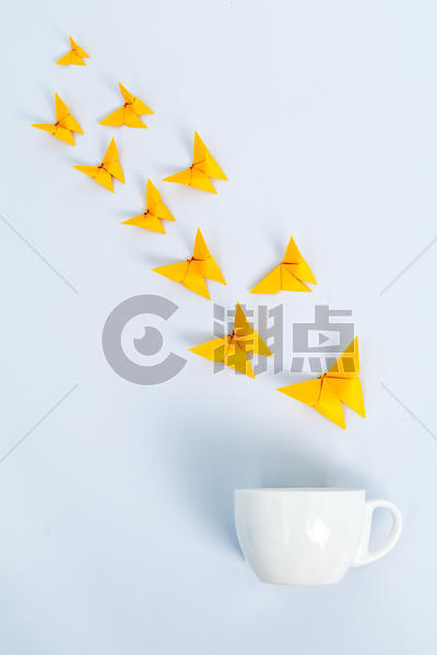 黄色纸蝴蝶咖啡杯创意设计图片素材免费下载
