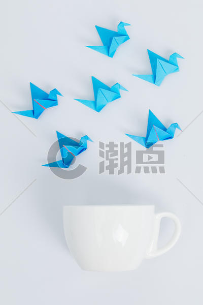 蓝色千纸鹤咖啡杯创意设计图片素材免费下载
