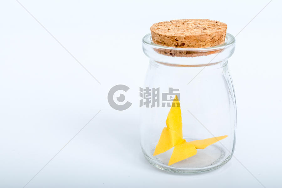玻璃瓶纸质黄色蝴蝶手工艺图片素材免费下载