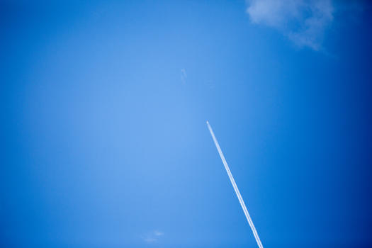 蓝色天空下飞机留下的轨迹图片素材免费下载