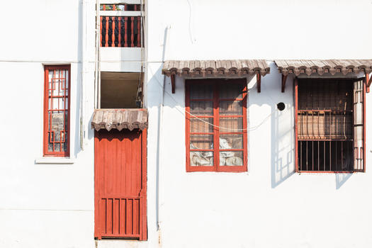 红门红窗阳光古镇建筑图片素材免费下载