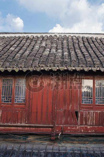 蓝天白云屋瓦红窗古镇建筑图片素材免费下载