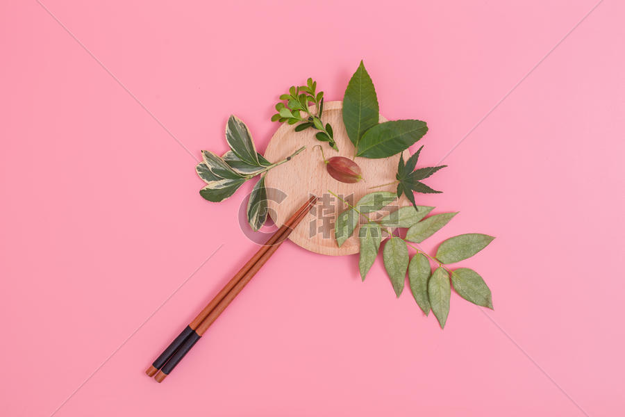 清新木筷木盘树叶排列摆拍图片素材免费下载