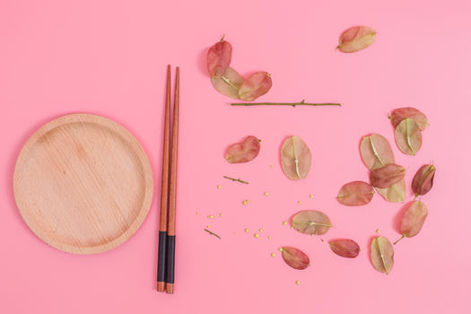清新木筷木盘红果创意摆拍图片素材免费下载
