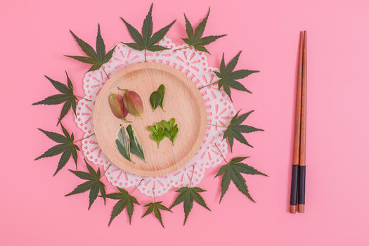 清新木筷木盘树叶创意摆拍图片素材免费下载