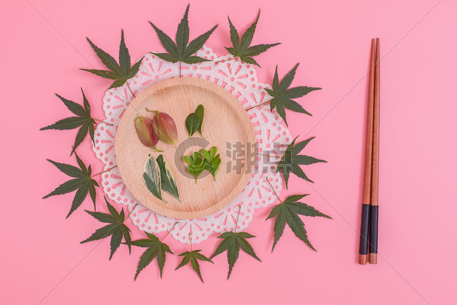 清新木筷木盘树叶创意摆拍图片素材免费下载