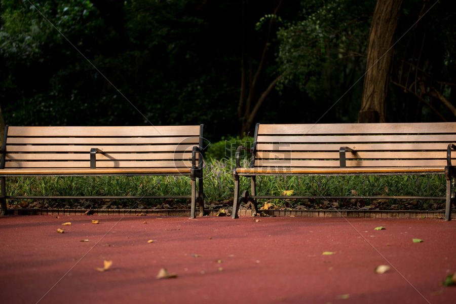 公园里的长椅图片素材免费下载