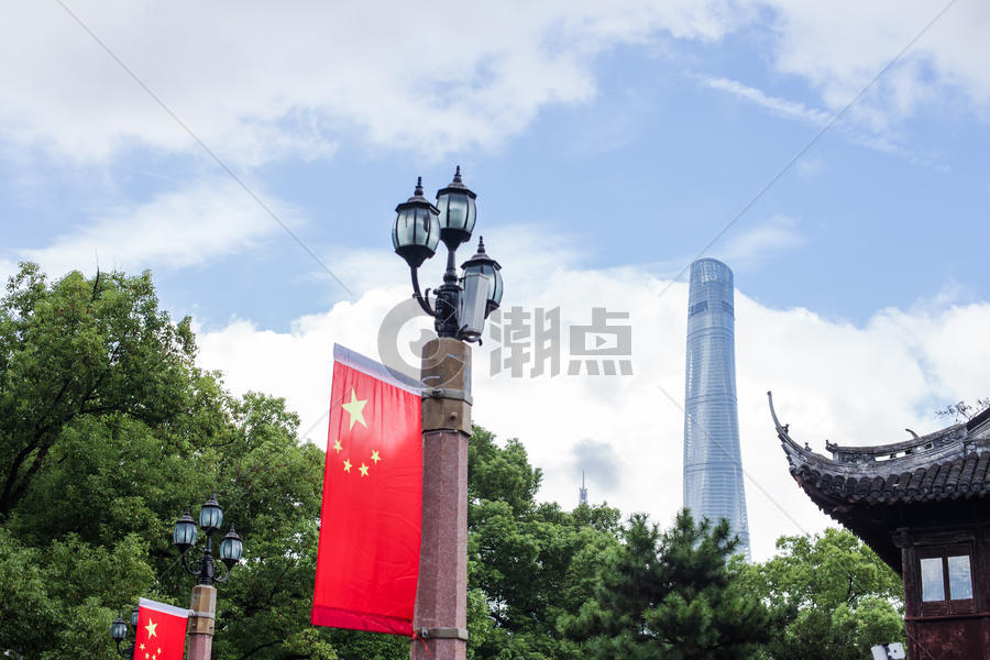 蓝天国旗上海中心大厦国庆图片素材免费下载