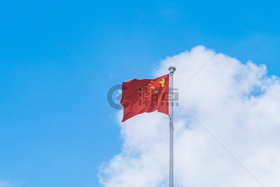 蓝天白云下的国庆五星红旗图片素材免费下载
