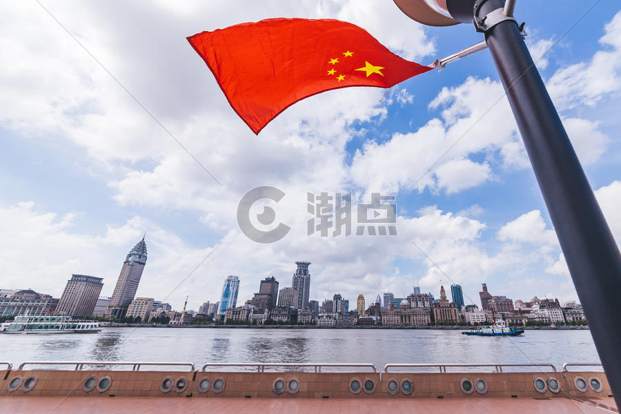 上海天空中的国旗红旗图片素材免费下载