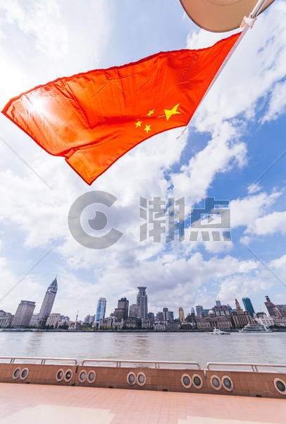 上海天空中的国庆红旗图片素材免费下载