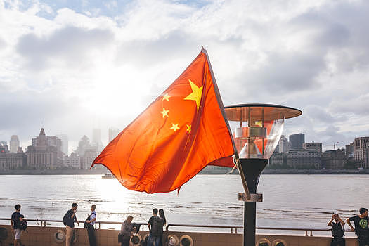 上海外滩背景逆光国庆国旗图片素材免费下载
