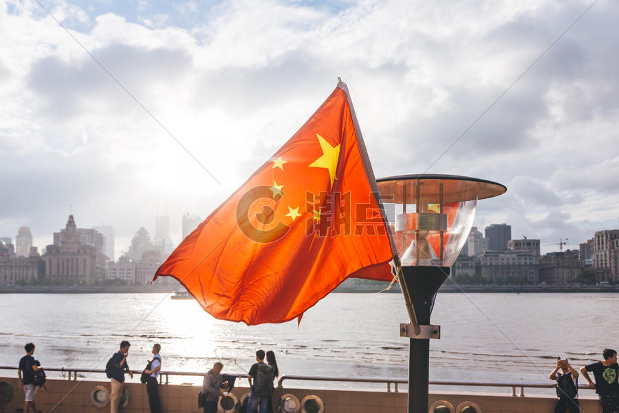 上海外滩背景逆光国庆国旗图片素材免费下载