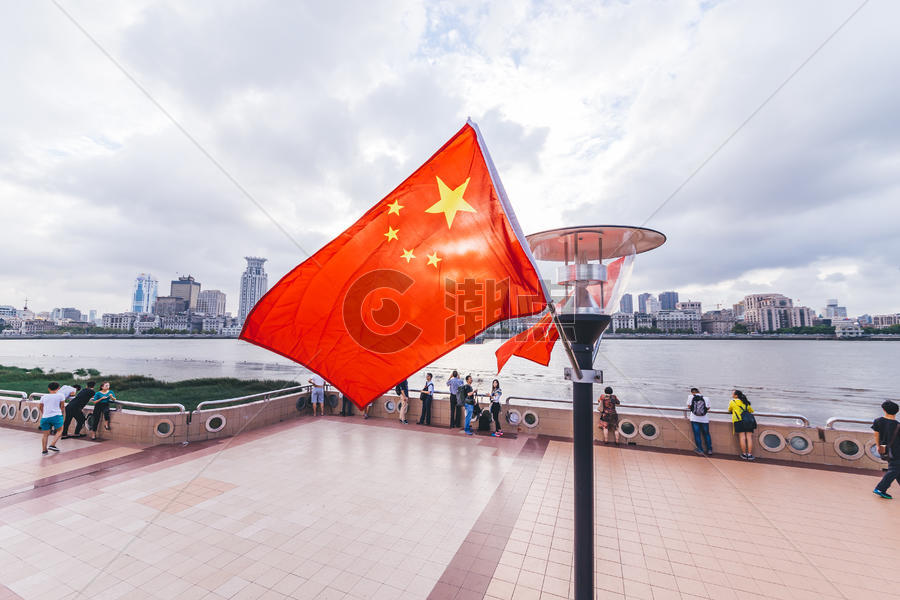 上海黄浦江边的五星红旗图片素材免费下载