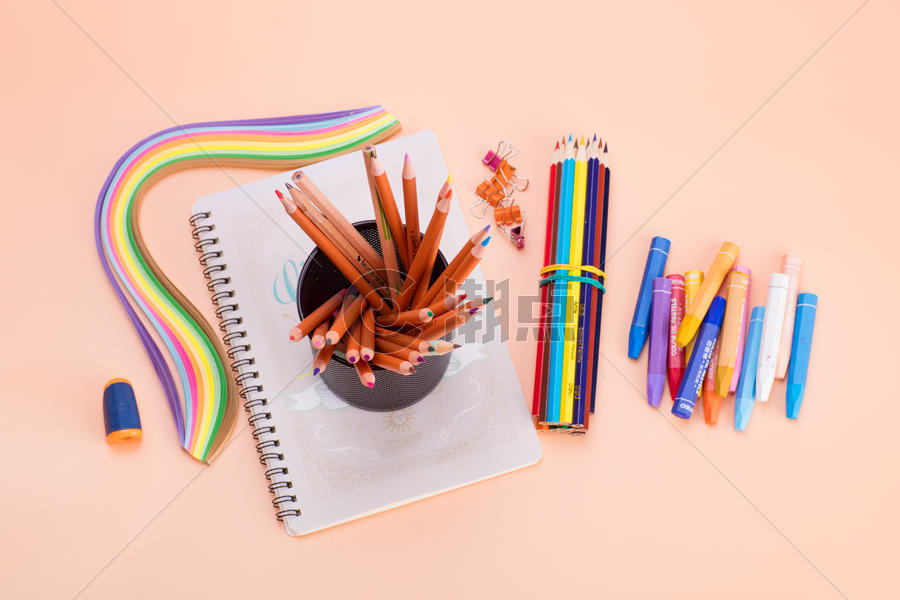 教育美术铅笔蜡笔排列摆拍图片素材免费下载