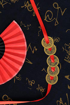 中国风红色纸扇铜钱摆拍图片素材免费下载