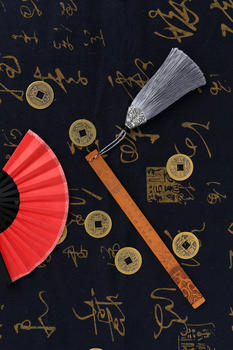 中国风红色纸扇铜钱书签摆拍图片素材免费下载