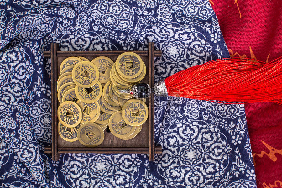 中国风礼品木垫铜钱摆拍图片素材免费下载