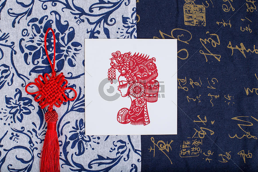 中国风礼品中国结剪纸摆拍图片素材免费下载