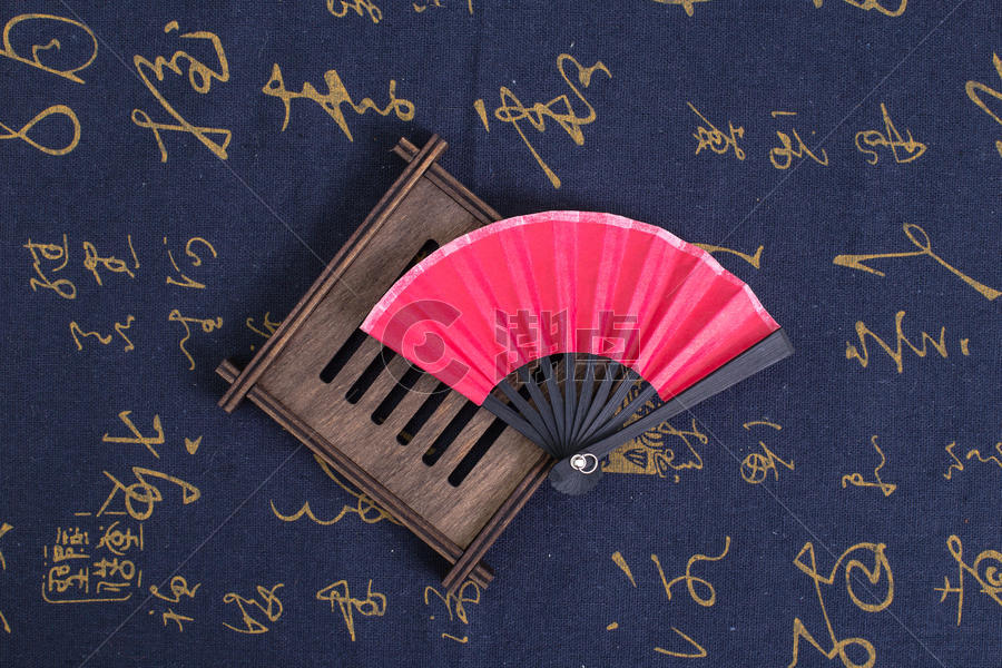 中国风礼品扇子木垫摆拍图片素材免费下载