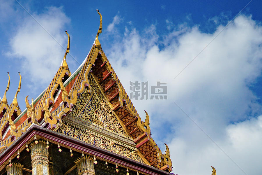蓝天下的金色寺庙图片素材免费下载