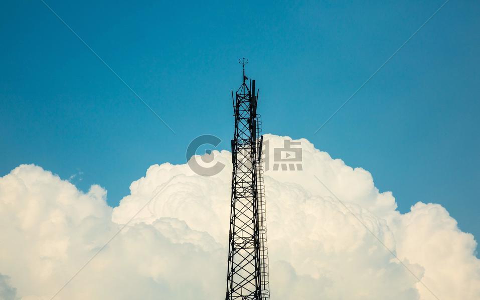 蓝天白云信号塔拍摄图片素材免费下载