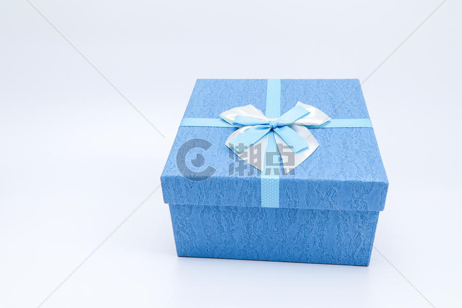 蓝色方形蝴蝶结礼盒摆拍图片素材免费下载