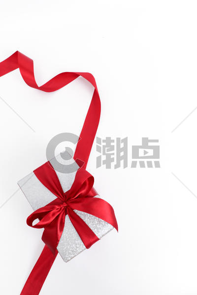 系红色蝴蝶结的礼物素材图片素材免费下载