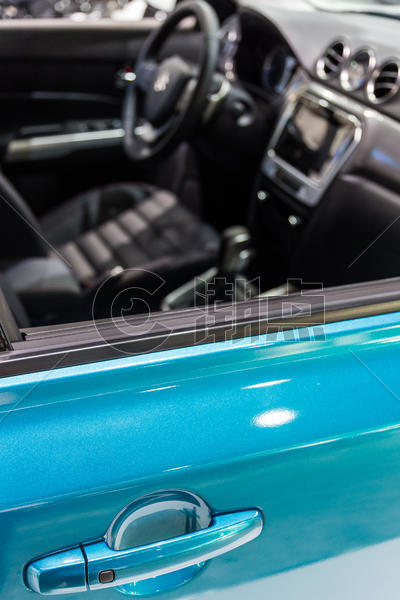 蓝色高级豪华轿车车门把手图片素材免费下载