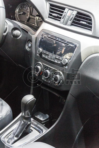 高级轿车控制仪表盘图片素材免费下载
