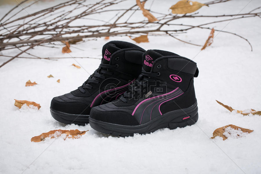 棉鞋女鞋在雪地上拍摄图片素材免费下载