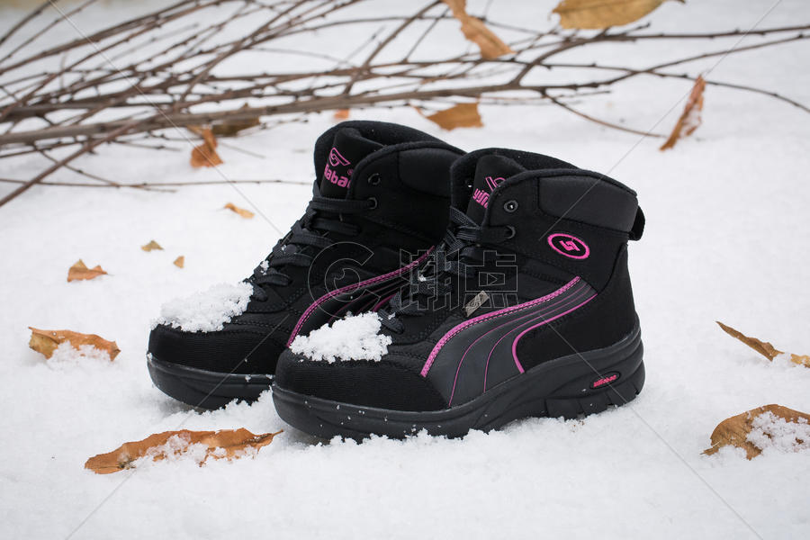 女鞋女靴 雪地靴放在雪地上图片素材免费下载
