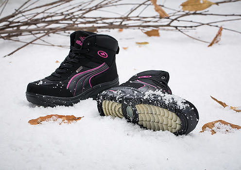 女鞋女式雪地鞋雪地靴在雪地上图片素材免费下载