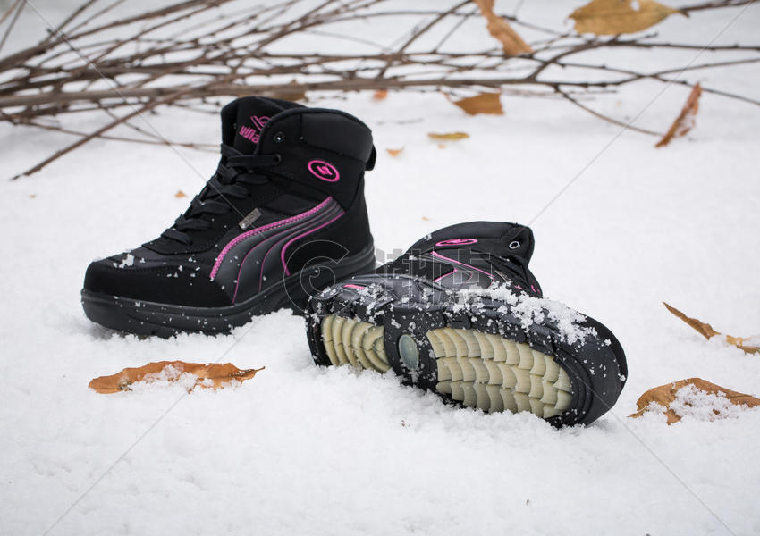 女鞋女式雪地鞋雪地靴在雪地上图片素材免费下载