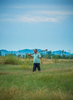 清晨农夫在山下田地草地劳动图片素材免费下载