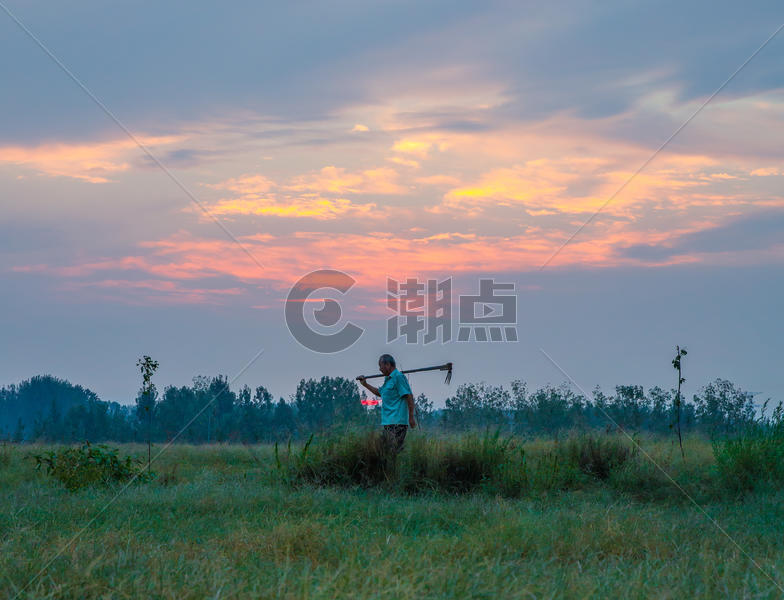清晨日出农民在地里开荒种植劳作图片素材免费下载