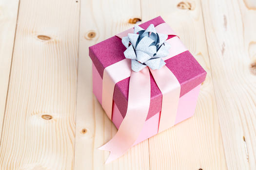 木制背景粉色缎带礼物盒图片素材免费下载