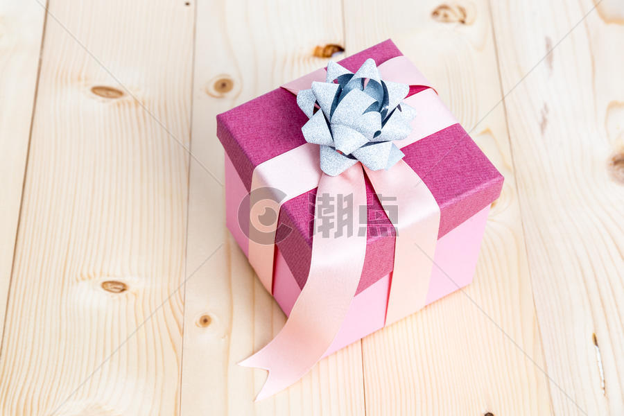 木制背景粉色缎带礼物盒图片素材免费下载
