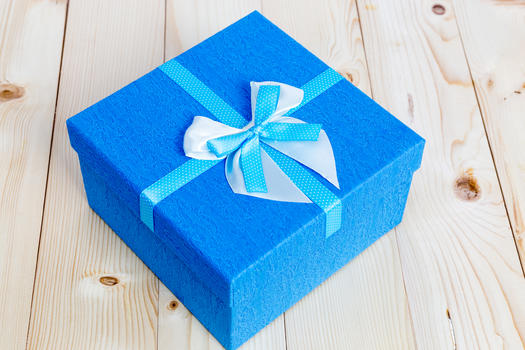 木制背景蓝色缎带礼物盒图片素材免费下载