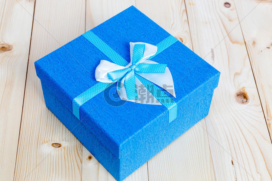 木制背景蓝色缎带礼物盒图片素材免费下载