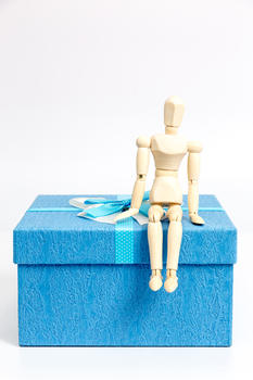 蓝色礼物盒与木制人偶图片素材免费下载