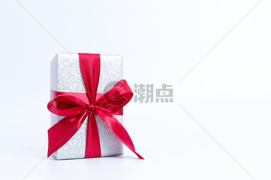 大红色搭配银色礼物包装图片素材免费下载